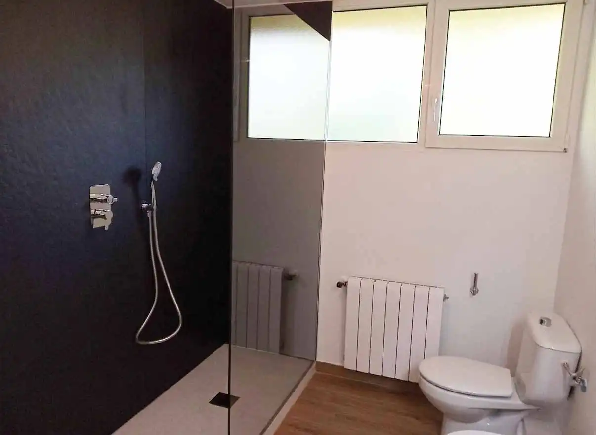 Bany de Casa adosada de lloguer en La Moraleja amb Calefacció, Jardí privat i Terrassa