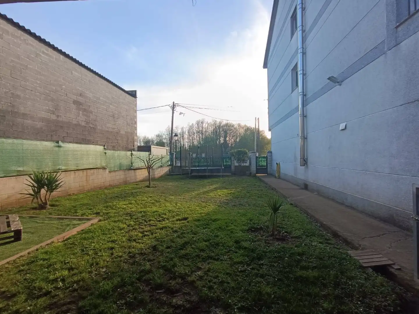 Wohnung zum Verkauf in Touro mit Privatgarten, Terrasse und Abstellraum