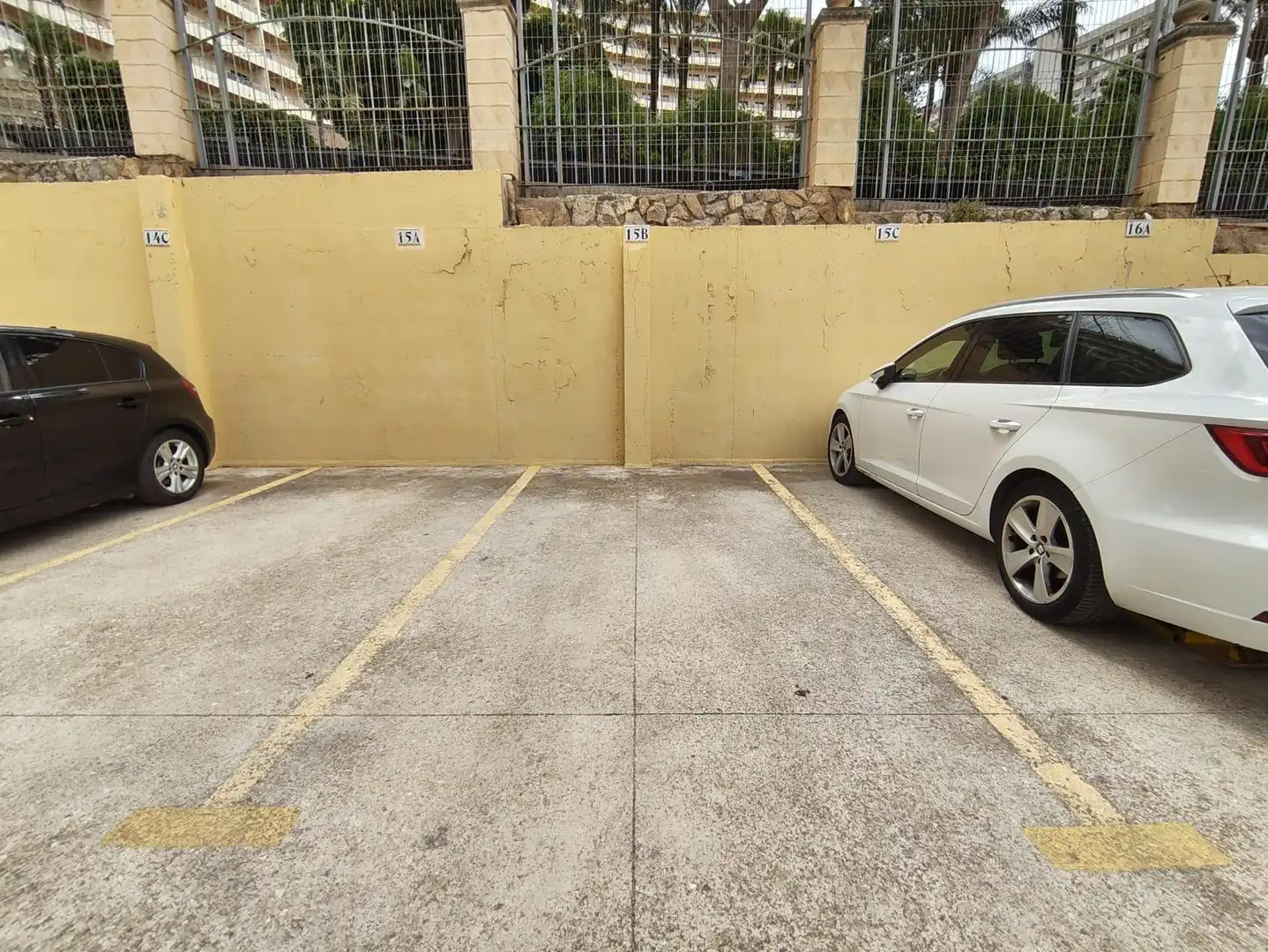 Parkplatz von Wohnungen zum Verkauf in Benidorm mit Klimaanlage, Heizung und Privatgarten