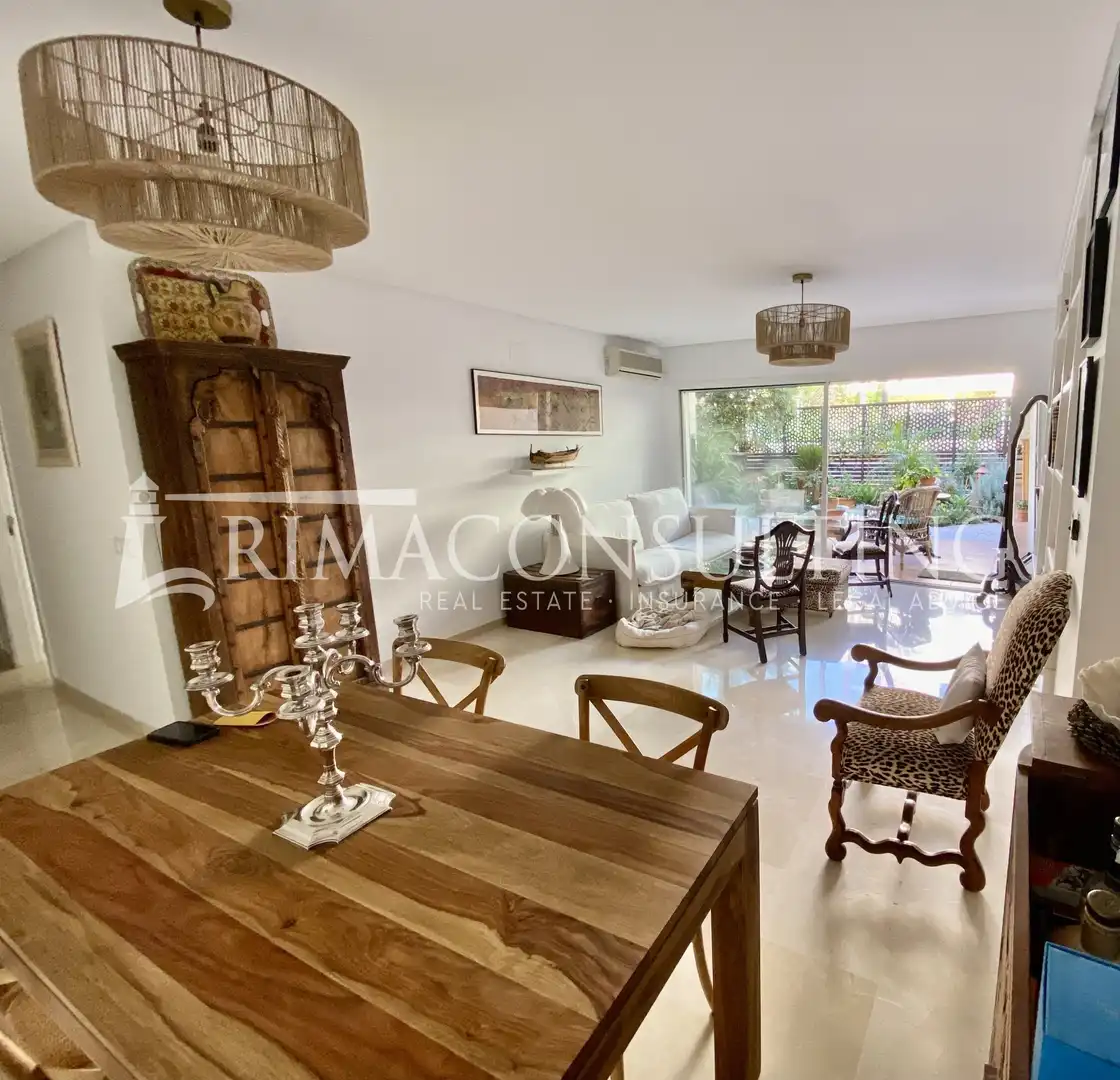 Esszimmer von Erdgeschoss zum Verkauf in Marbella mit Klimaanlage, Privatgarten und Terrasse