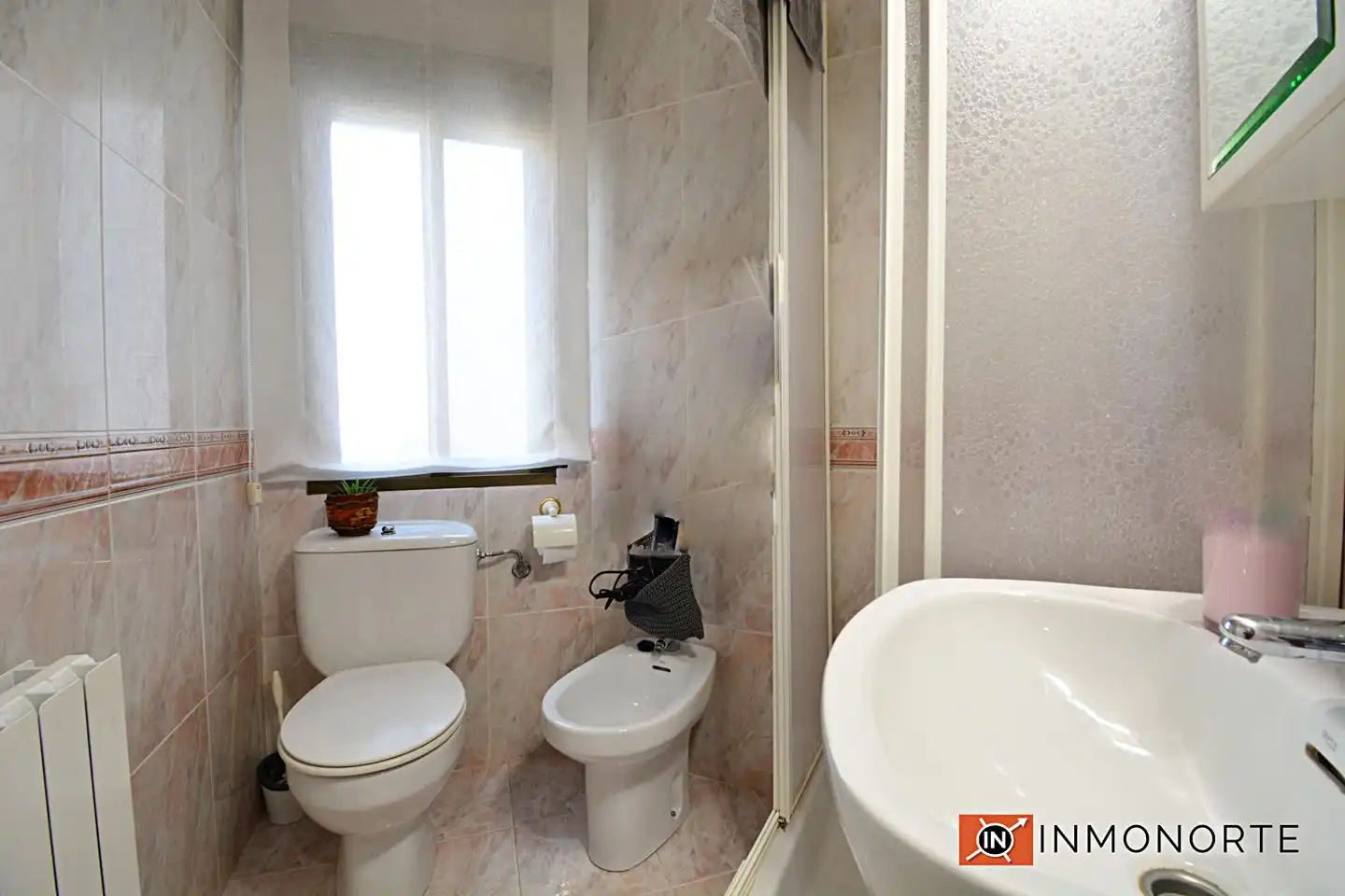 Badezimmer von Wohnung zum Verkauf in Laredo mit Heizung und Terrasse