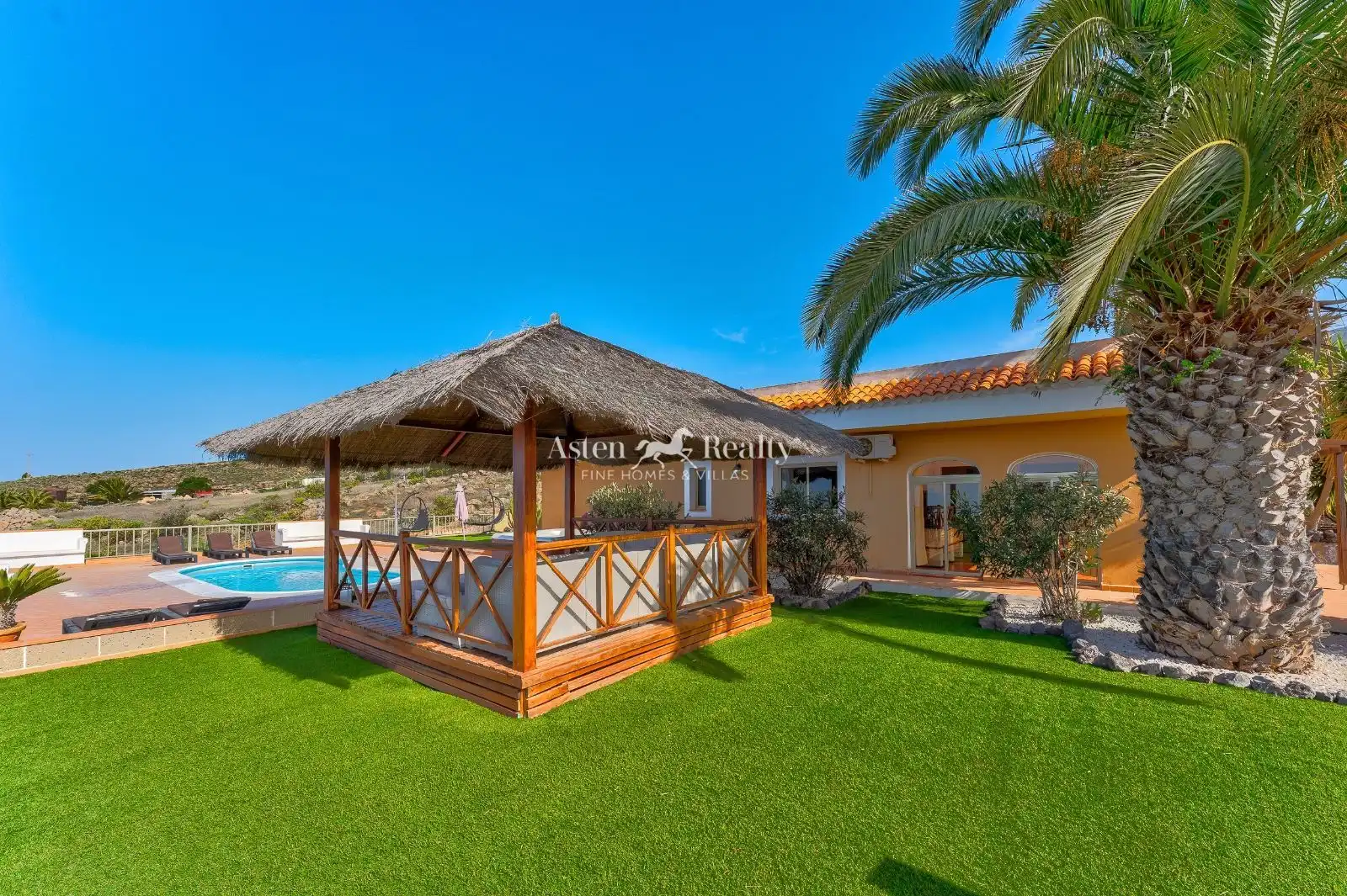 Vista exterior de Casa o xalet en venda en Adeje amb Aire condicionat, Traster i Piscina