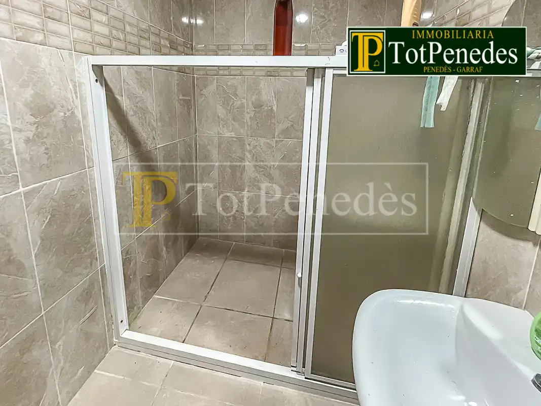 Baño de Casa adosada en venta en Vilafranca del Penedès con Aire acondicionado, Calefacción y Terraza