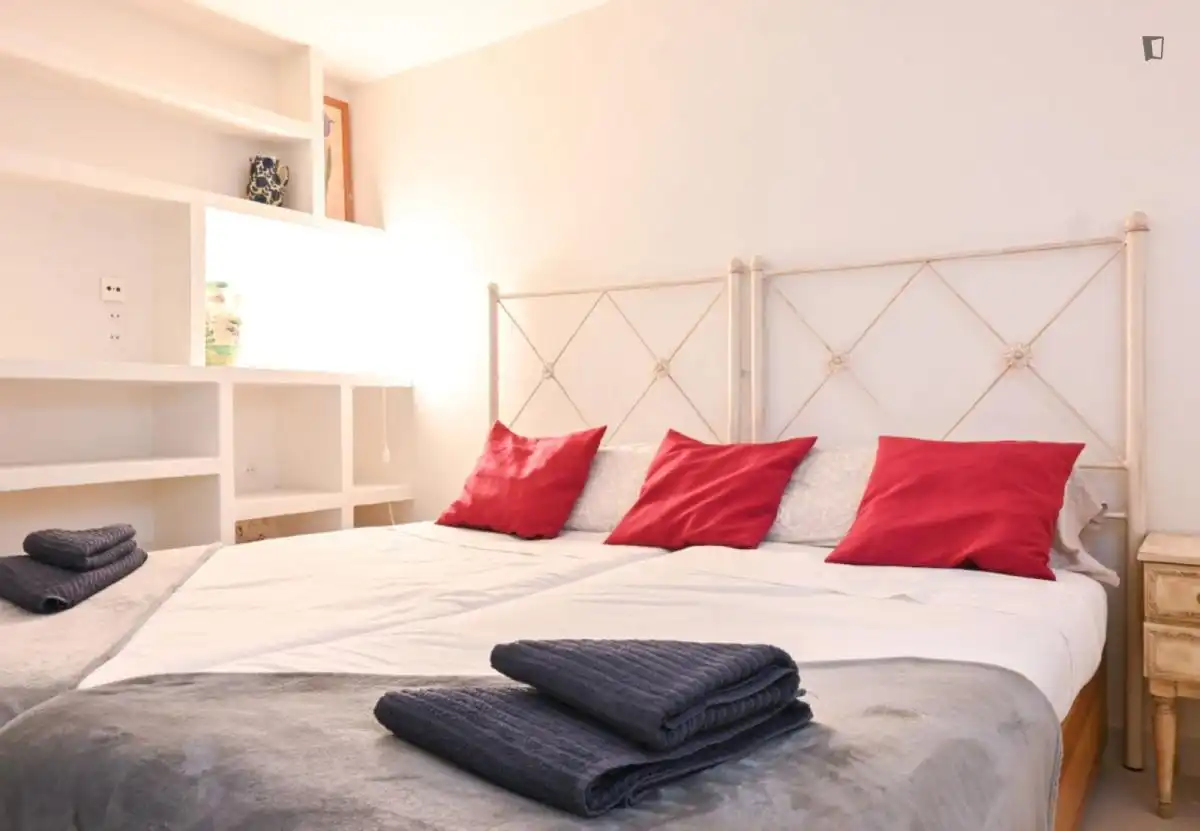Dormitori de Apartament de lloguer en Madrid amb Calefacció, Moblat i Forn