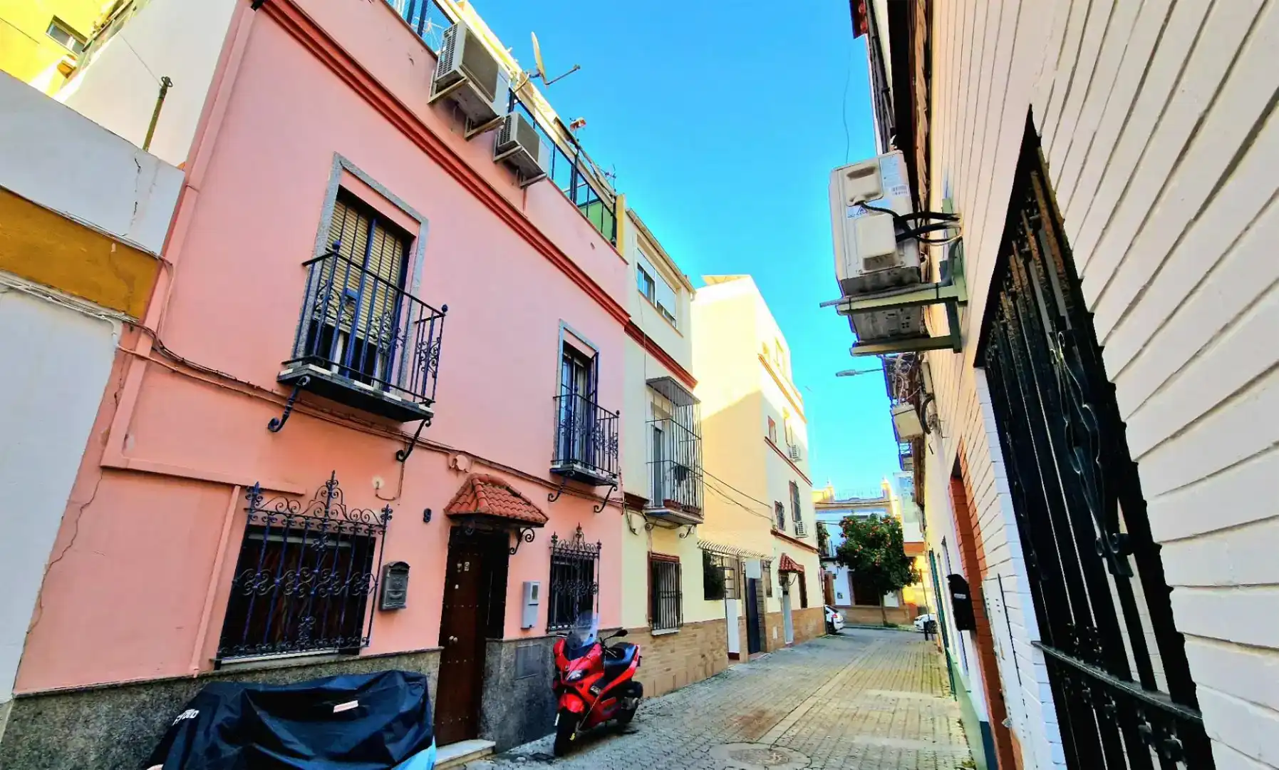Exterior view of Houses for sale in  Sevilla Capital  with Air Conditioner