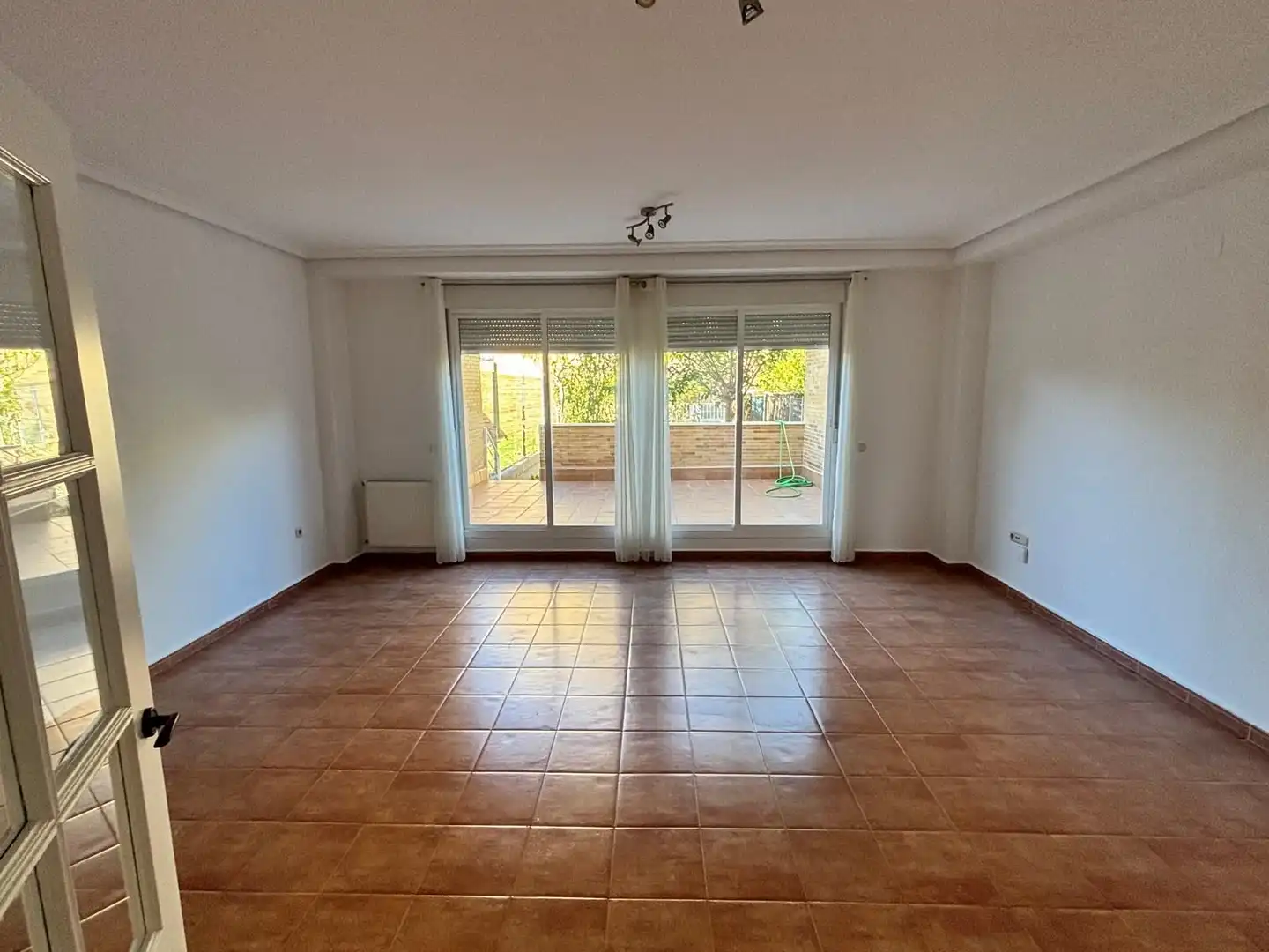 Sala d'estar de Casa o xalet en venda en Cáceres amb Aire condicionat, Calefacció i Jardí privat