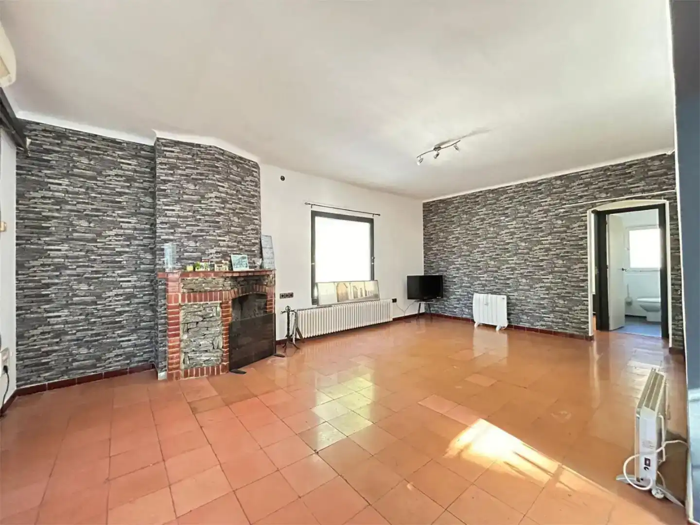 Sala d'estar de Casa adosada en venda en Roses amb Aire condicionat