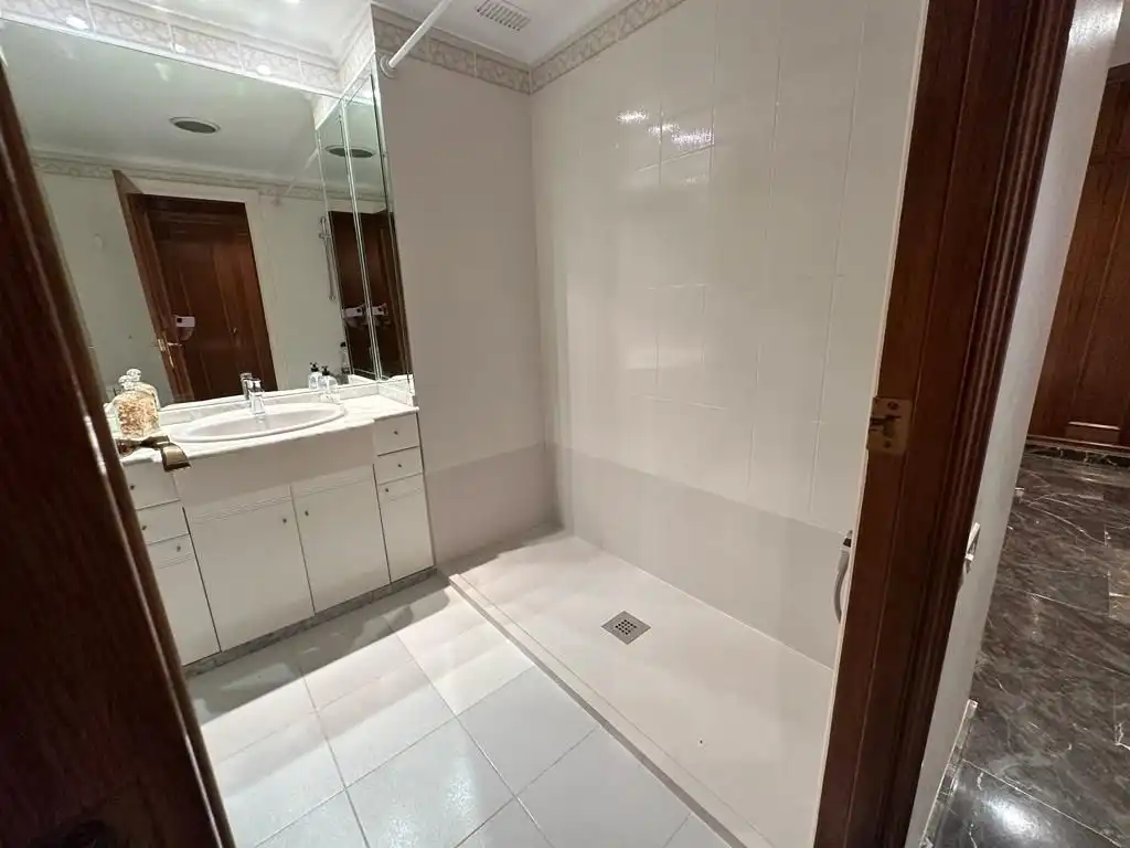 Baño de Dúplex en venta en Castellón de la Plana / Castelló de la Plana con Aire acondicionado, Calefacción y Trastero