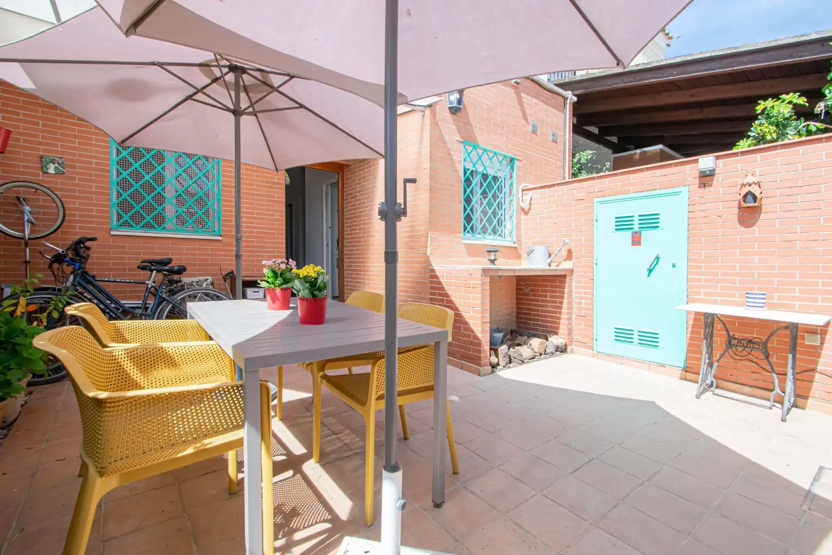 Terraza de Casa adosada en venta en Valencina de la Concepción con Aire acondicionado, Trastero y Piscina comunitaria