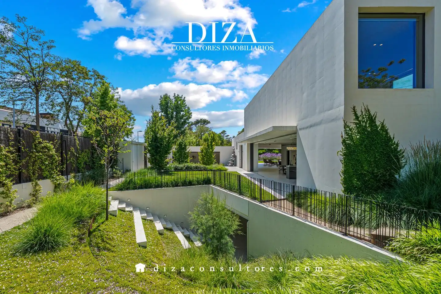 Vista exterior de Casa o chalet en venta en Pozuelo de Alarcón con Aire acondicionado, Calefacción y Jardín privado