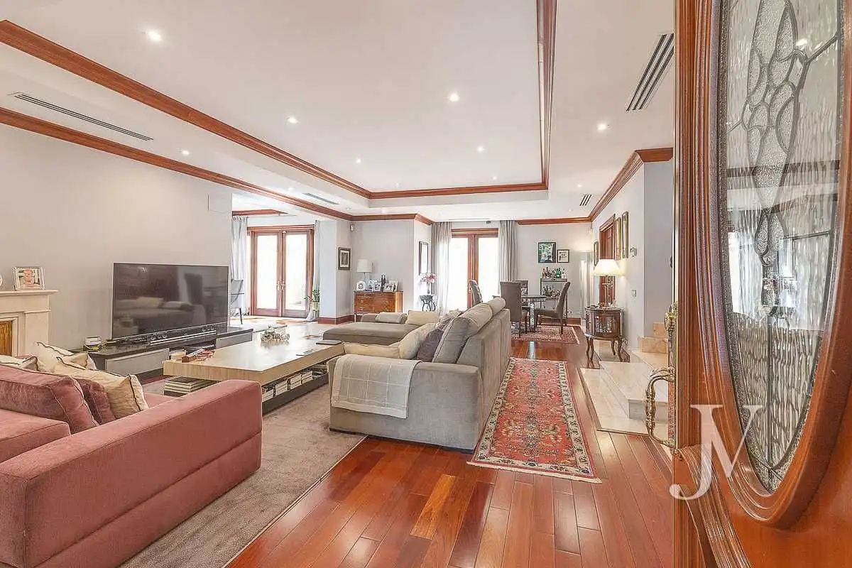 Sala d'estar de Casa adosada en venda en Madrid amb Aire condicionat, Calefacció i Jardí privat