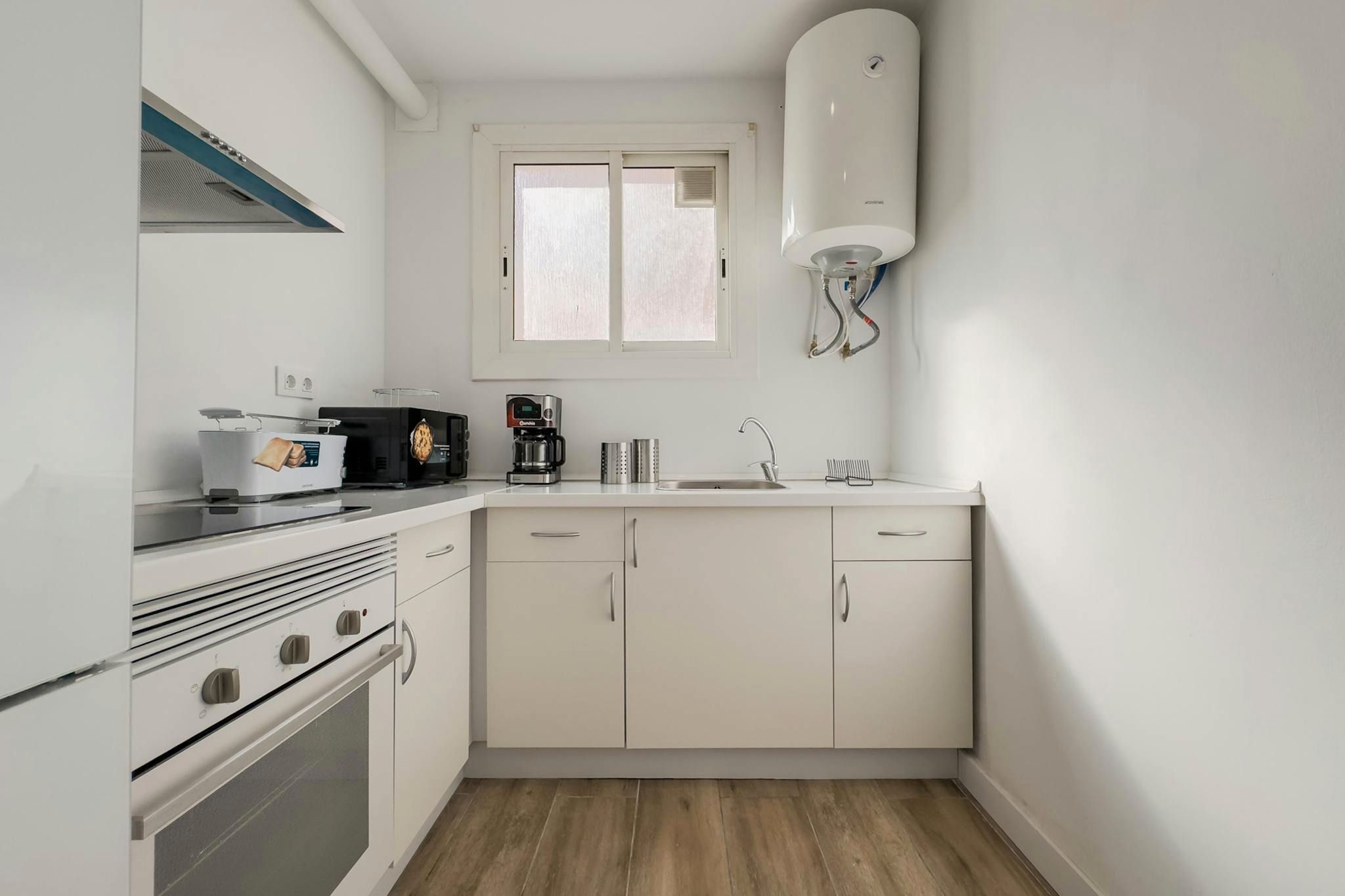Kitchen of Flat to share in L'Hospitalet de Llobregat  with Washing machine