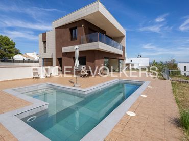 Casa amb piscina en venda a Sant Esteve Sesrovires