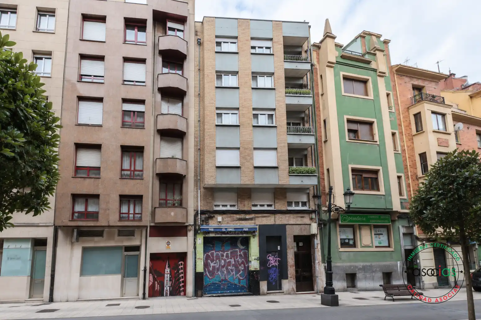 Vista exterior de Pis en venda en Oviedo  amb Calefacció i Balcó