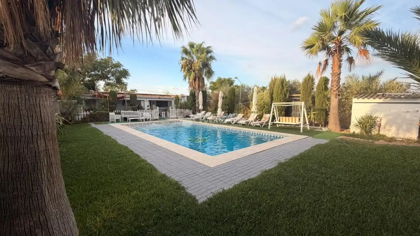 Piscina de Finca rústica en venda en La Lantejuela , Sevilla