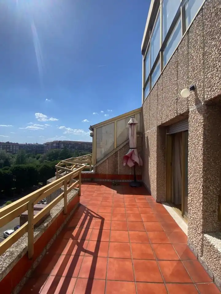 Terrassa de Àtic en venda en León Capital  amb Calefacció, Parquet i Terrassa