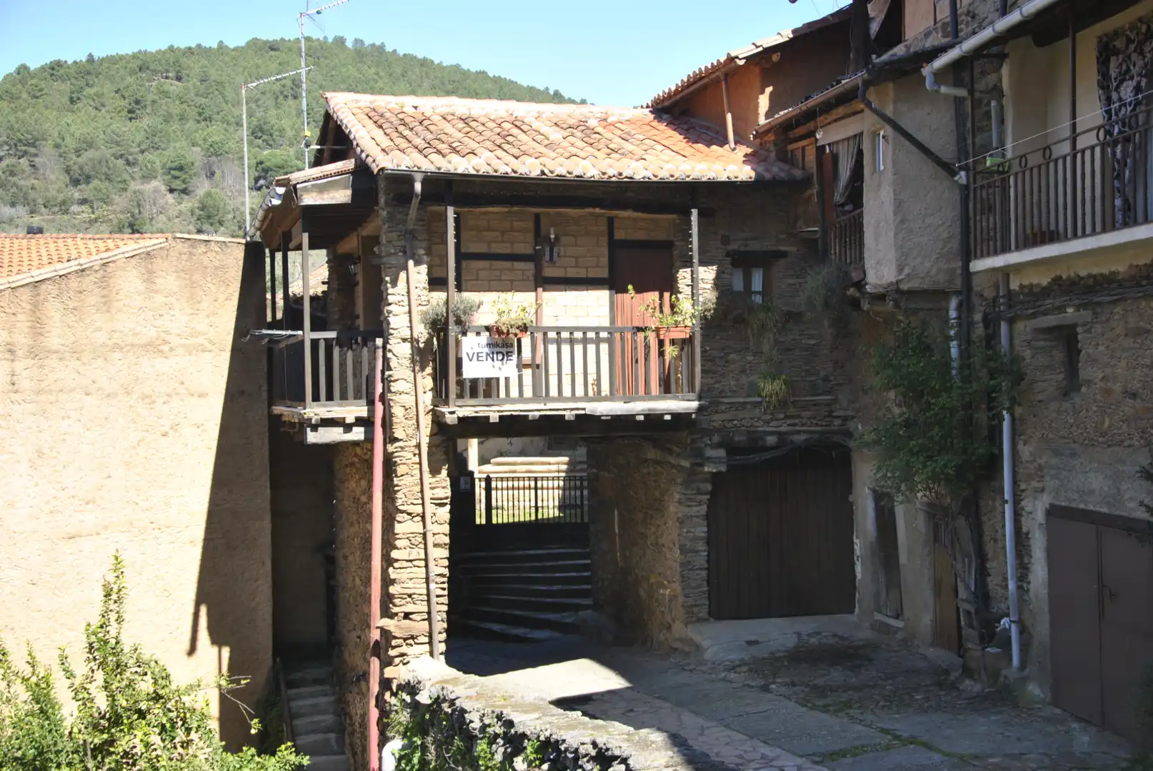 Vista exterior de Finca rústica en venda en Robledillo de Gata amb Aire condicionat, Calefacció i Jardí privat