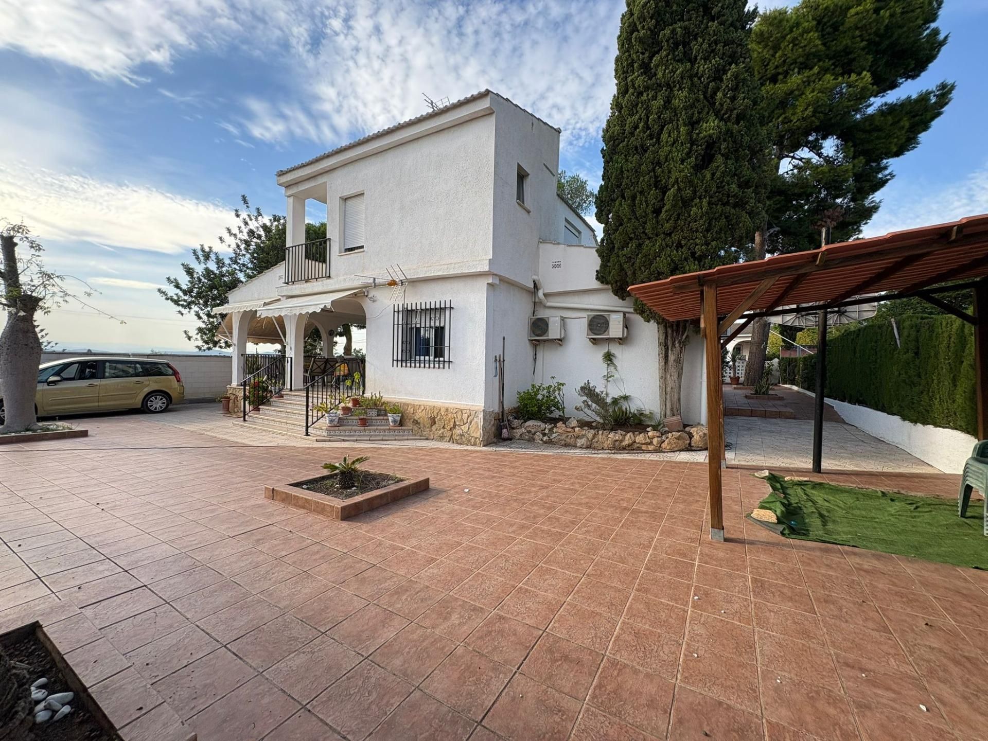 Exterior view of House or chalet for sale in La Pobla de Vallbona  with Air Conditioner, Private garden and Terrace