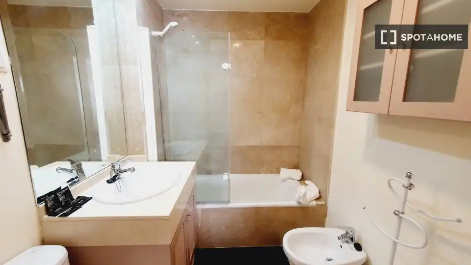 Baño de Piso de alquiler en Madrid con Aire acondicionado, Calefacción y Amueblado