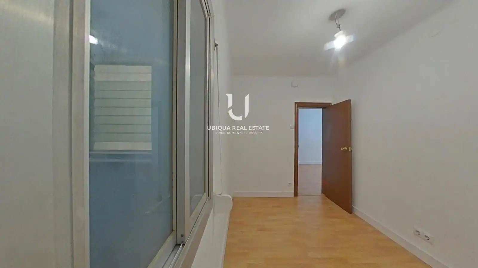 Bedroom of Flat for sale in L'Hospitalet de Llobregat  with Parquet flooring and Oven