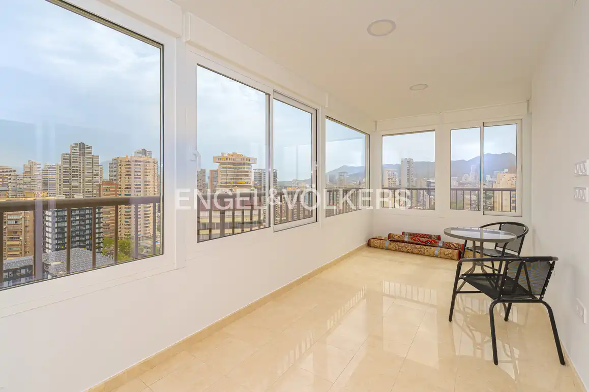 Schlafzimmer von Dachboden zum Verkauf in Benidorm mit Klimaanlage und Terrasse