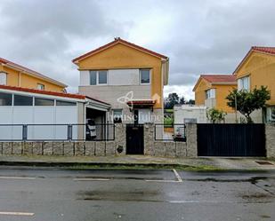 Vista exterior de Casa o xalet en venda en Mugardos amb Calefacció, Jardí privat i Piscina