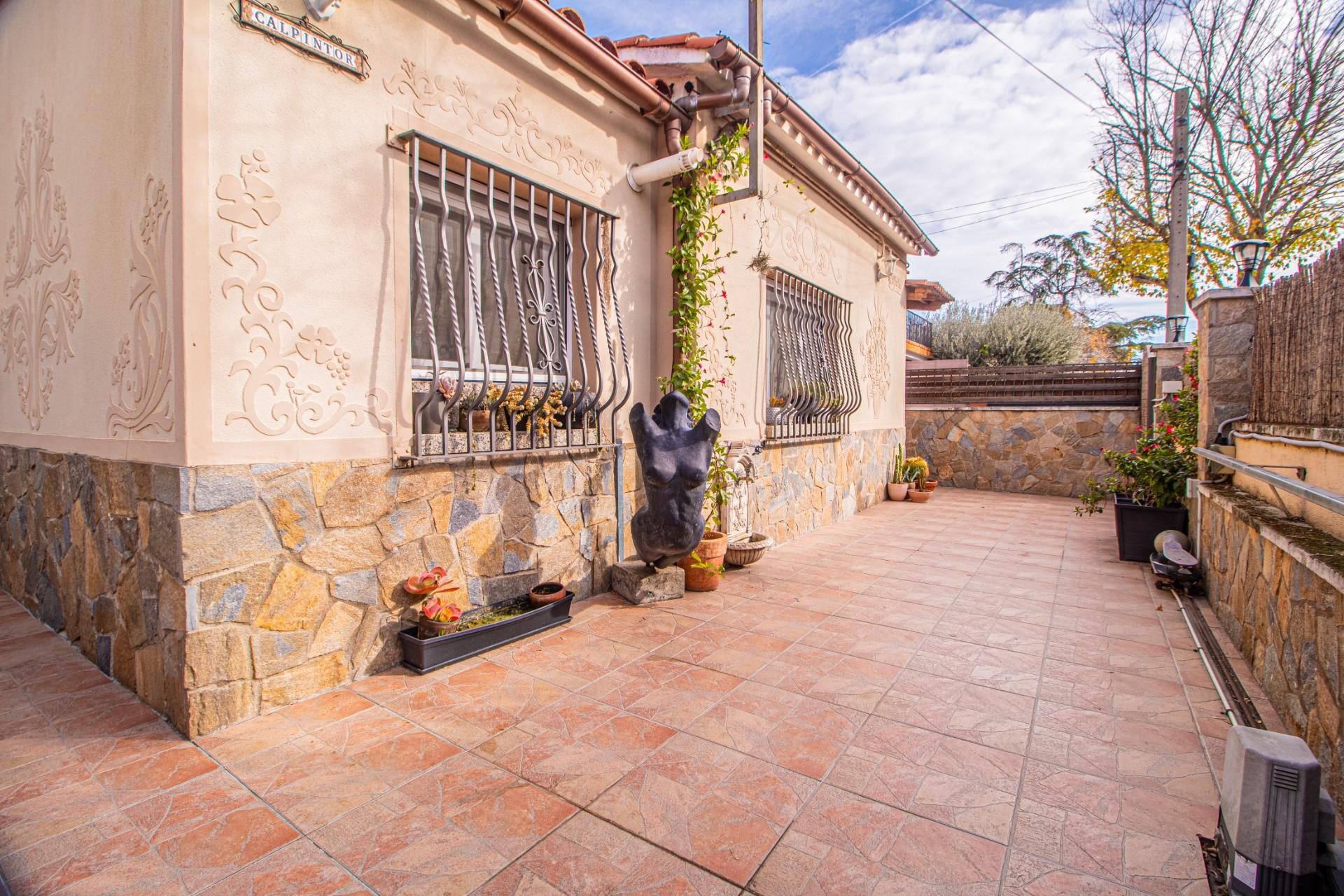 Vista exterior de Casa o xalet en venda en Cerdanyola del Vallès