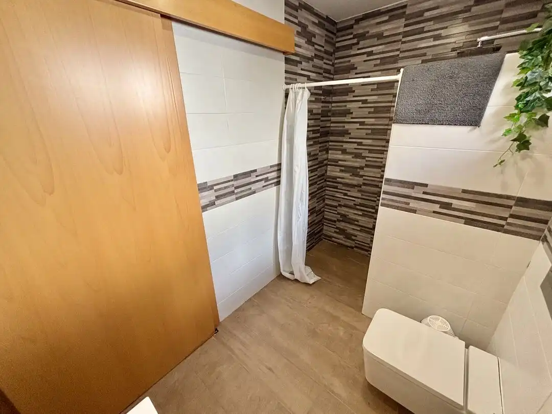 Baño de Casa adosada en venta en Olías del Rey con Aire acondicionado, Calefacción y Piscina