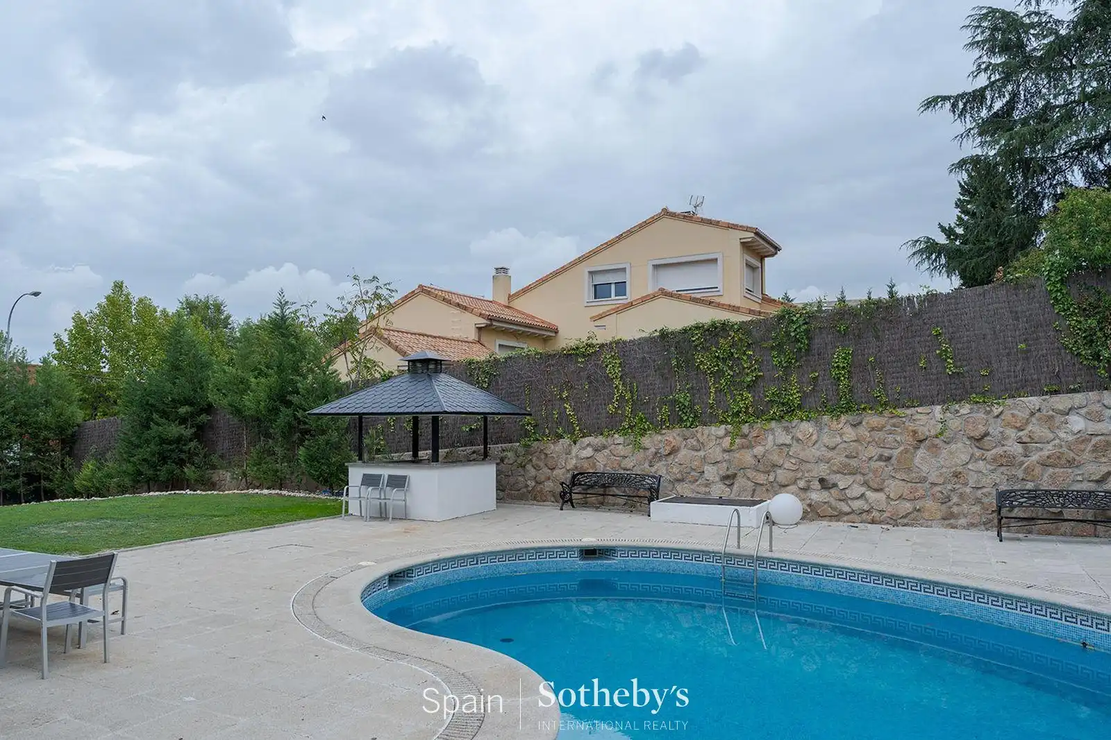 Piscina de Casa o xalet en venda en Madrid amb Aire condicionat, Jardí privat i Terrassa