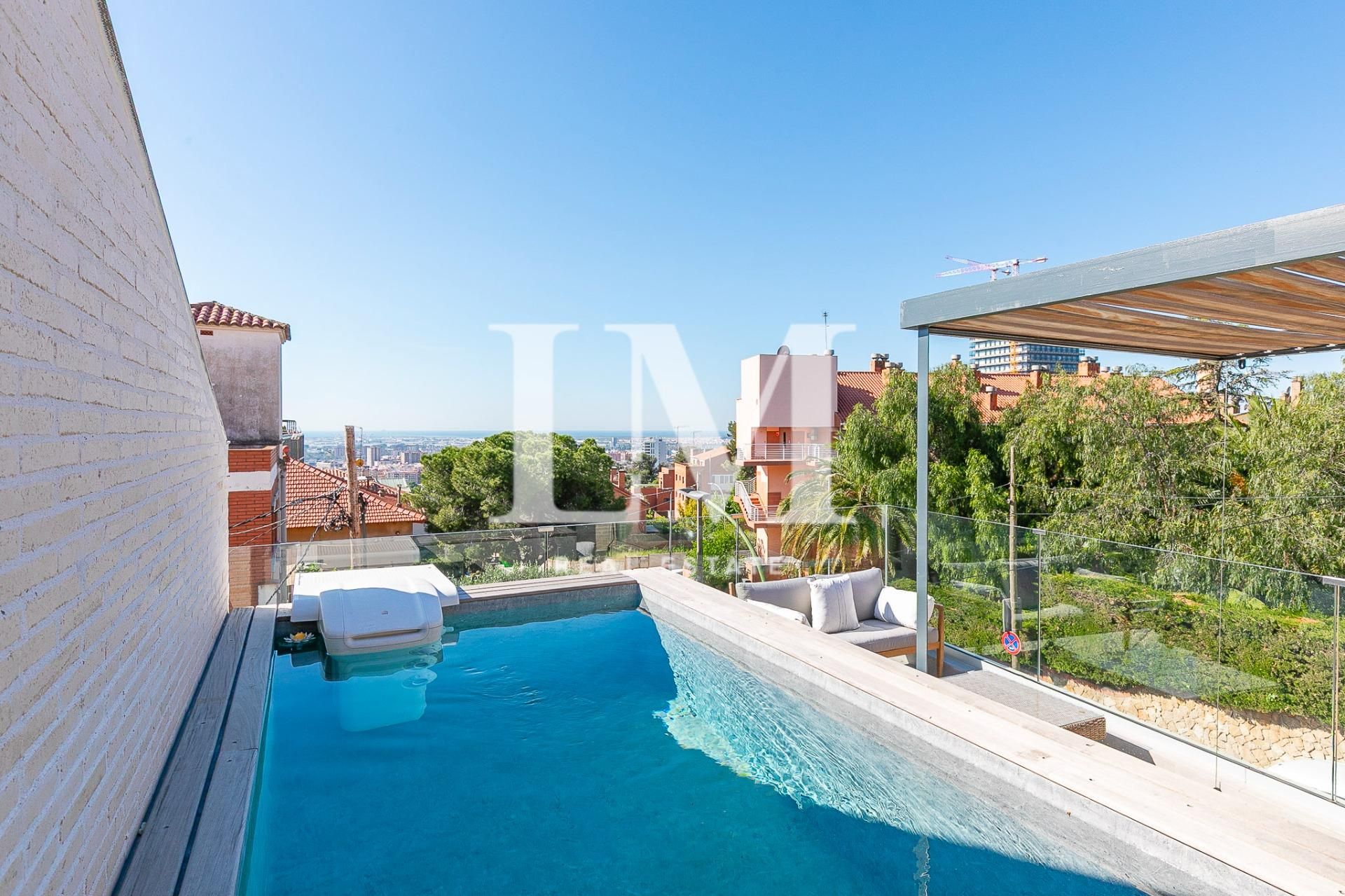 Vista exterior de Casa o xalet de lloguer en Esplugues de Llobregat amb Aire condicionat, Calefacció i Jardí privat
