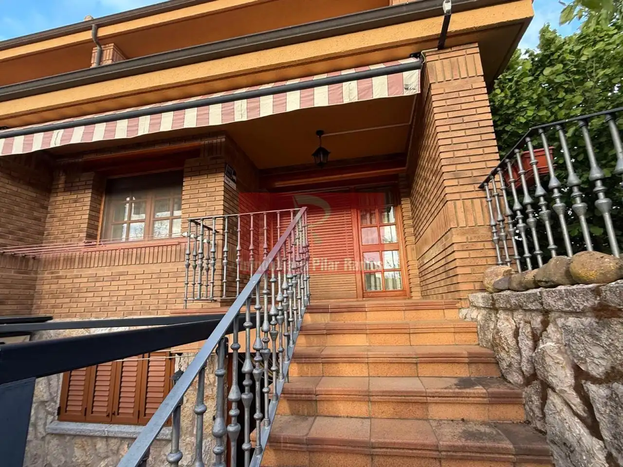Vista exterior de Casa adosada en venda en Sariegos amb Calefacció, Jardí privat i Terrassa