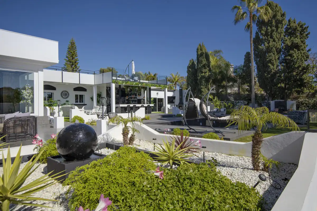 Vista exterior de Casa o xalet en venda en Estepona amb Terrassa i Piscina