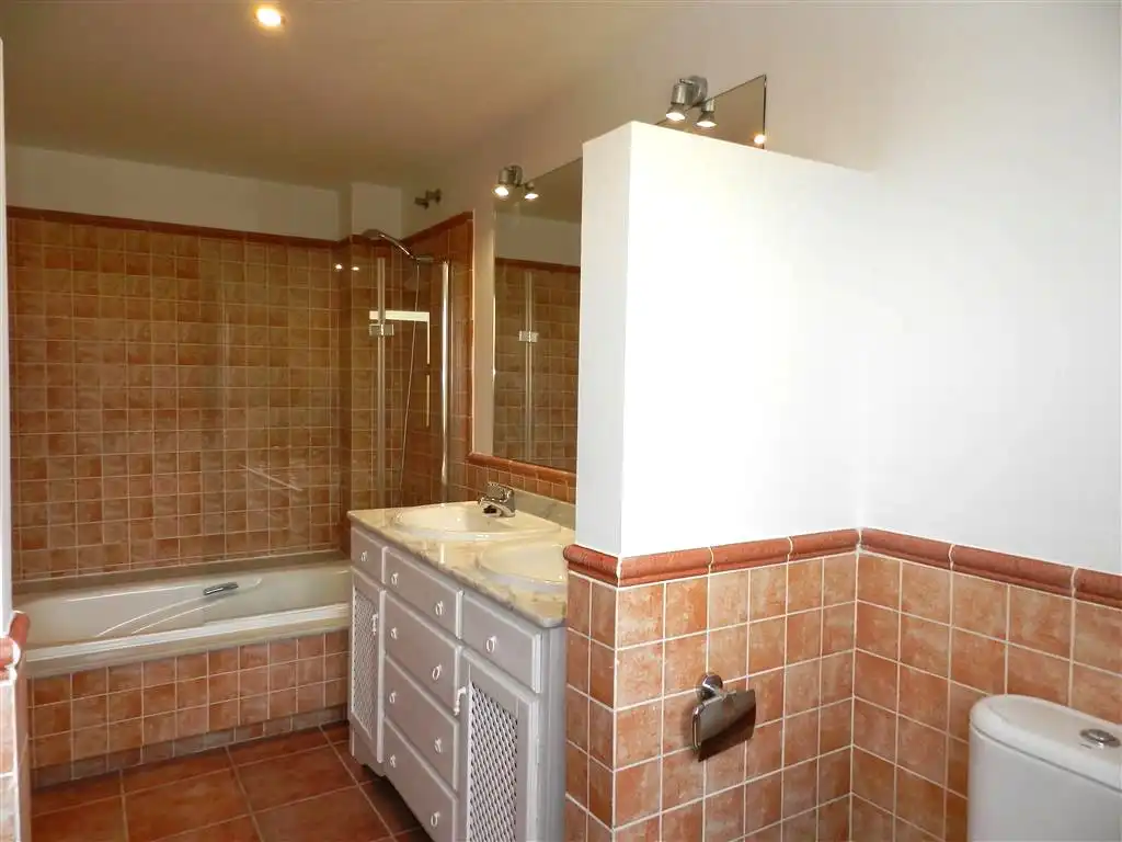 Baño de Casa adosada en venta en Marbella con Aire acondicionado, Calefacción y Terraza