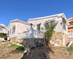 Vista exterior de Casa o xalet en venda en Fuengirola amb Aire condicionat, Jardí privat i Terrassa