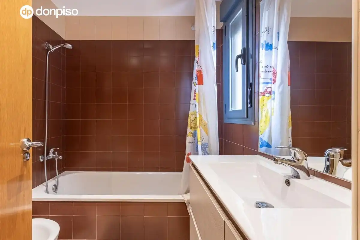 Baño de Casa adosada en venta en Armilla con Calefacción, Terraza y Amueblado