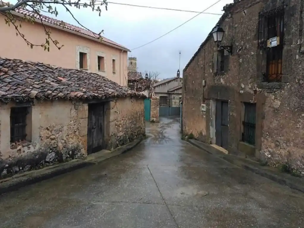 Außenansicht von Einfamilien-Reihenhaus zum Verkauf in Mirabueno