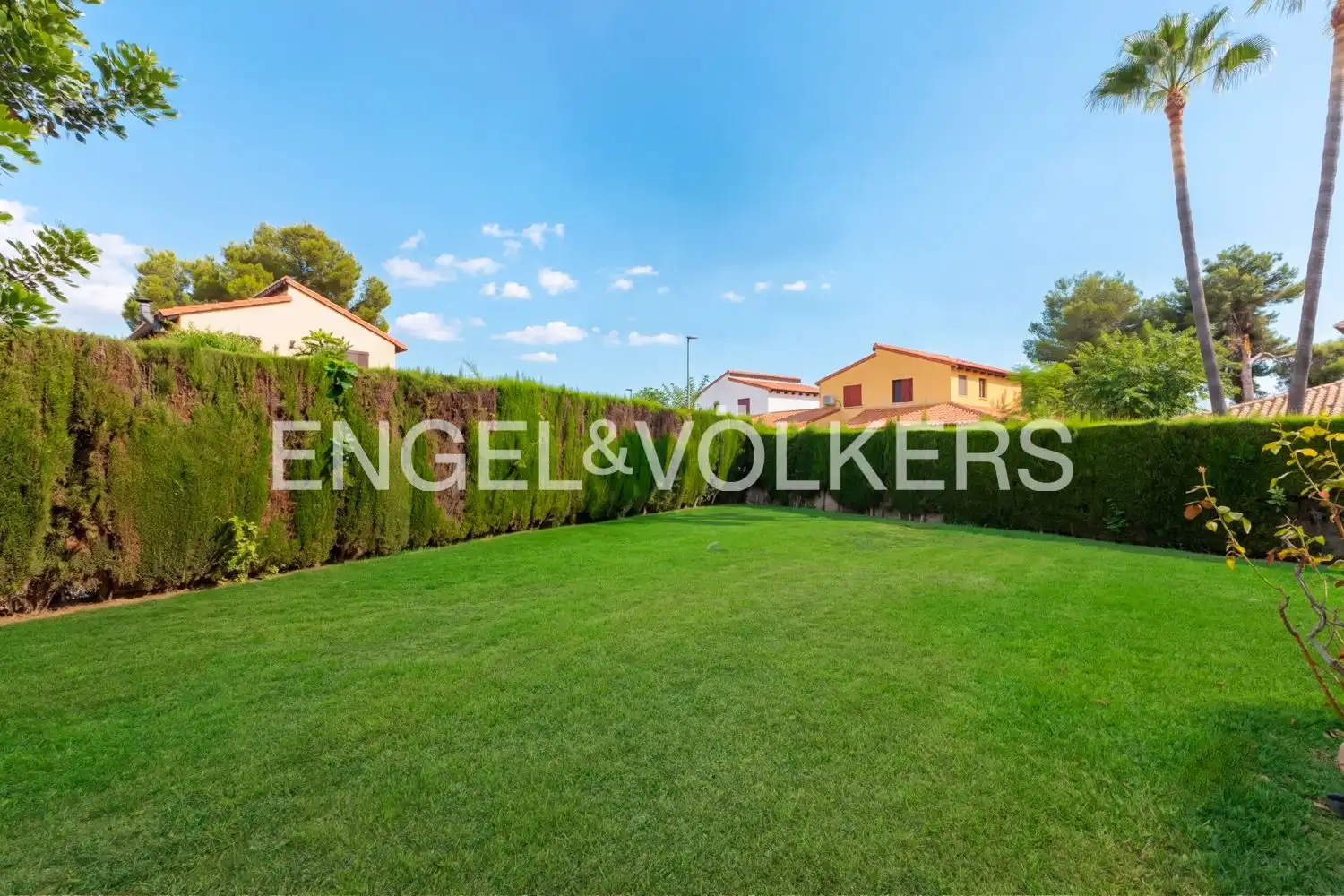 Casa o xalet en venda en Riba-roja de Túria amb Aire condicionat, Calefacció i Jardí privat