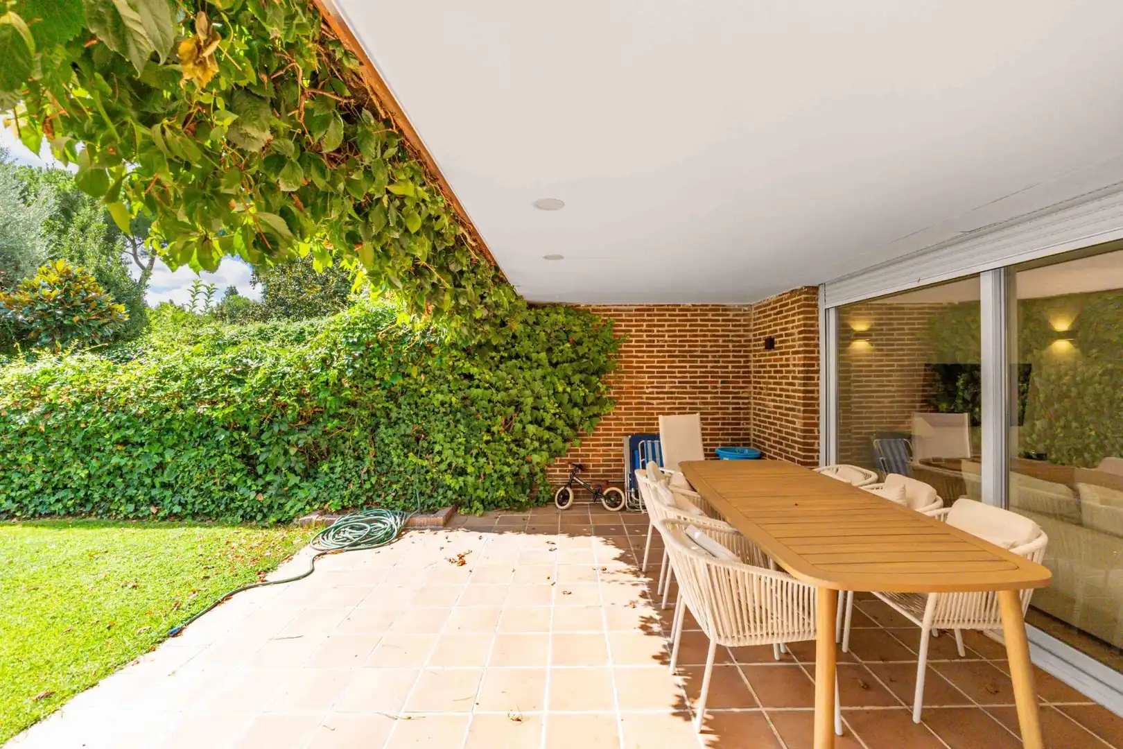 Terrasse von Einfamilien-Reihenhaus zur Miete in Boadilla del Monte mit Klimaanlage, Heizung und Privatgarten