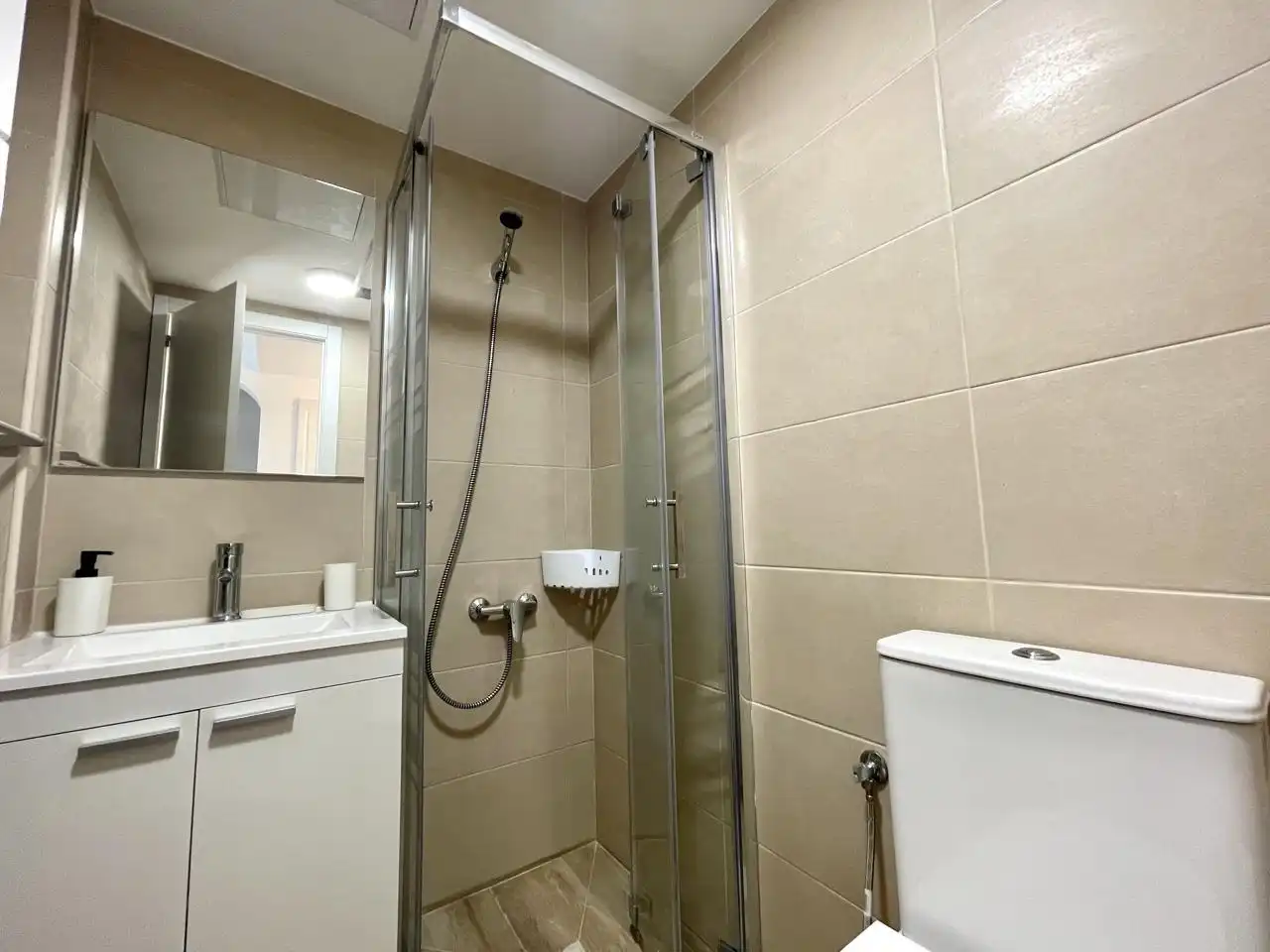 Badezimmer von Maisonette zum Verkauf in San Bartolomé de Tirajana mit Klimaanlage, Privatgarten und Parkett