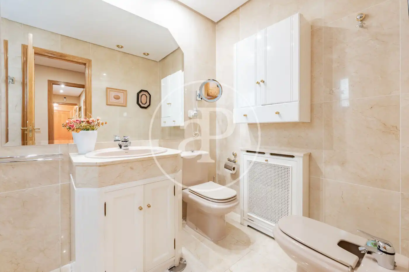 Bathroom of Flat for sale in Madrid  with Air Conditioner and Heating