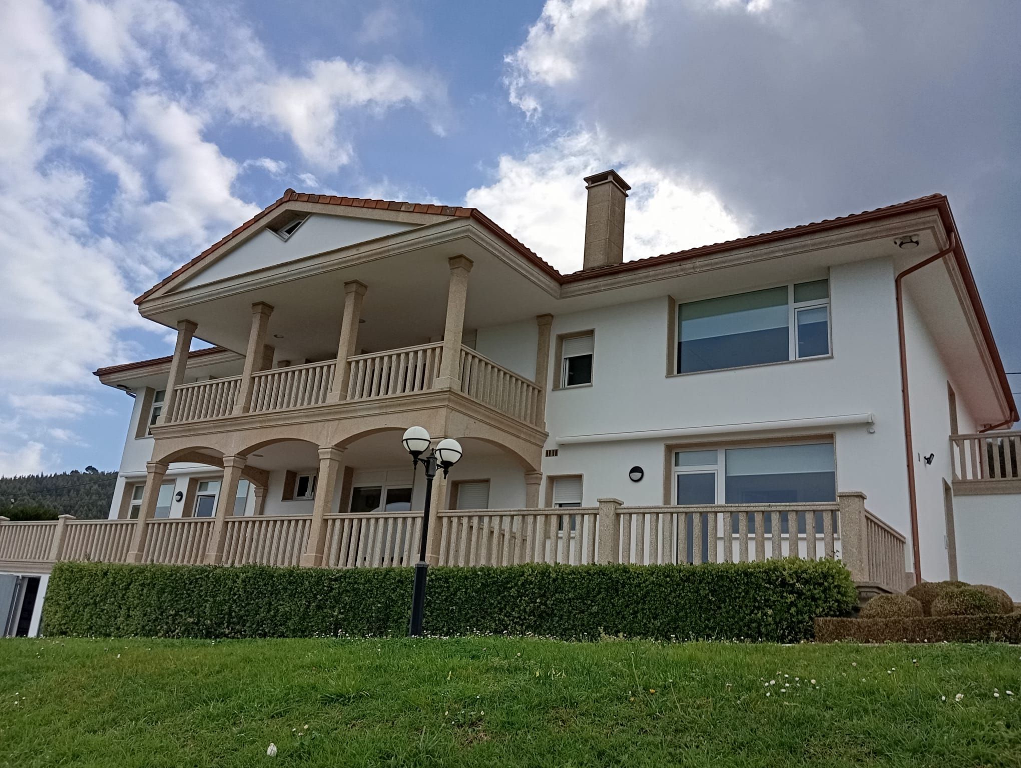 Vista exterior de Casa o xalet en venda en Carballo amb Moblat, Forn i Rentadora
