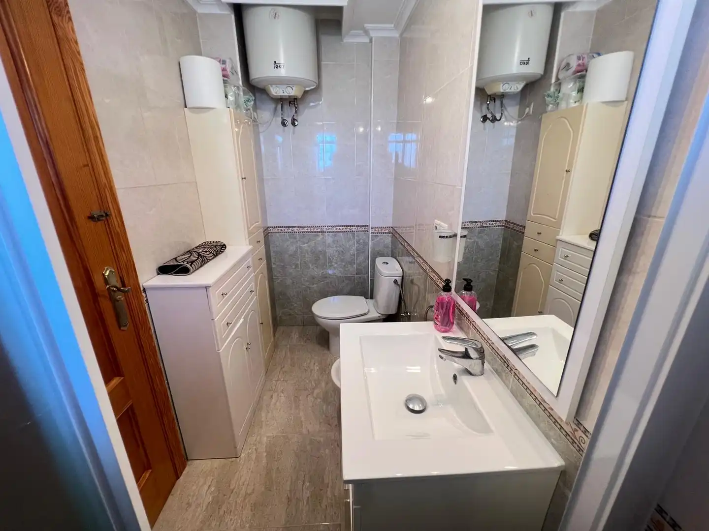 Baño de Apartamento en venta en Torrevieja con Aire acondicionado, Terraza y Trastero