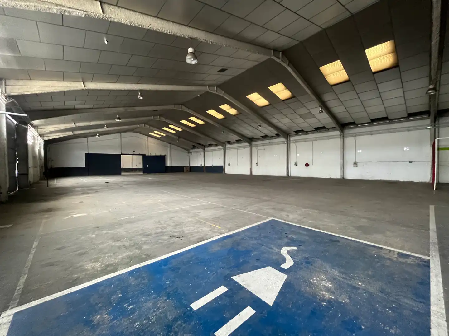 Parkplatz von Fabrikhallen zum Verkauf in Barri dels Escriptors