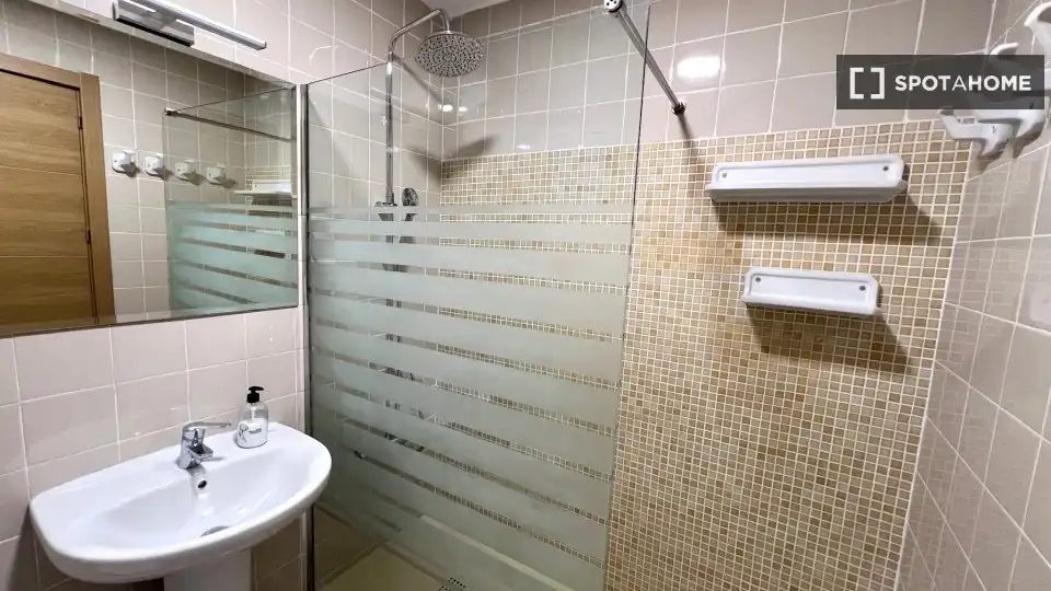 Baño de Piso de alquiler en Valencia con Aire acondicionado, Calefacción y Amueblado