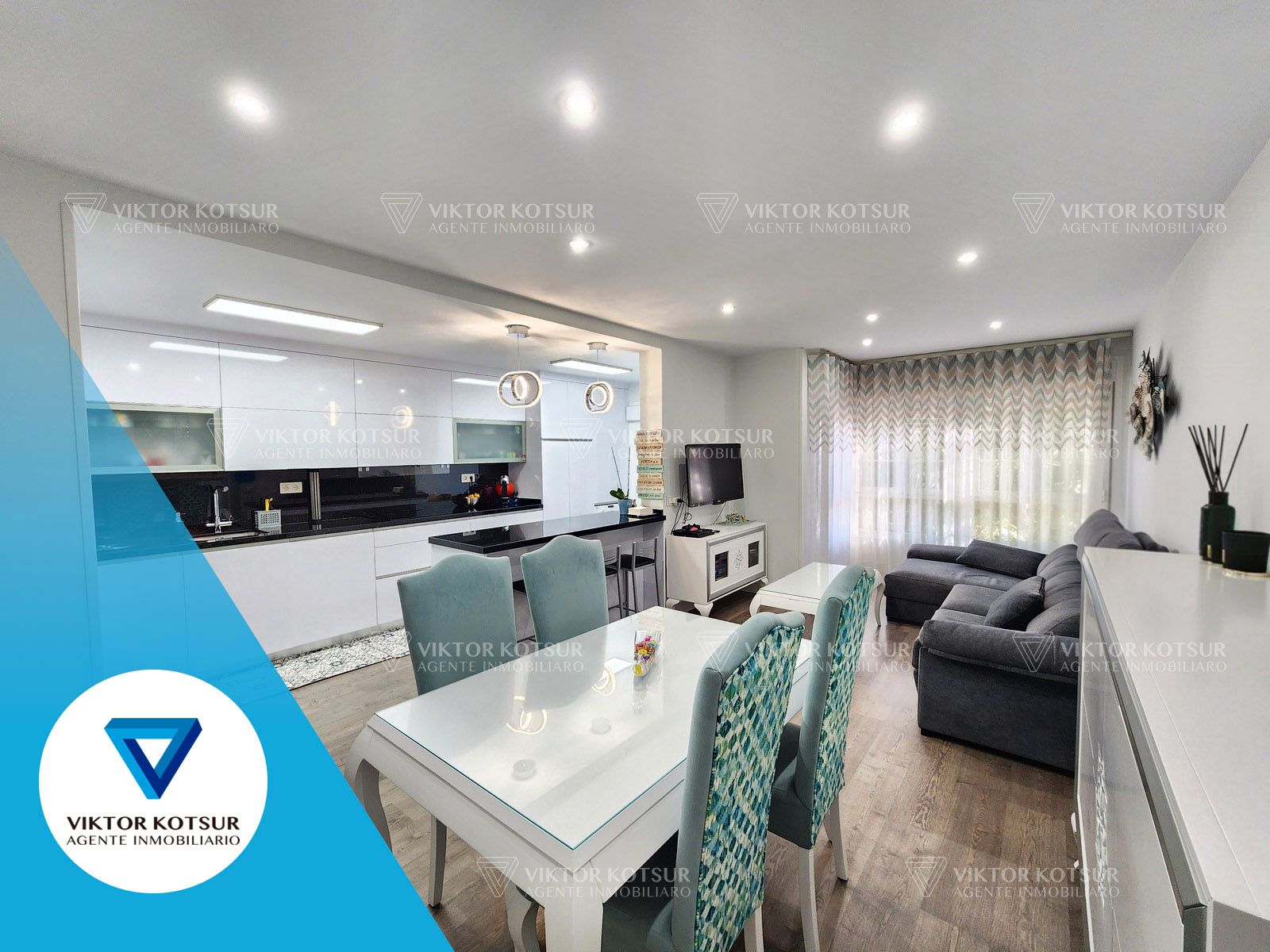 Living room of Flat for sale in Roquetas de Mar  with Air Conditioner, Parquet flooring and Oven