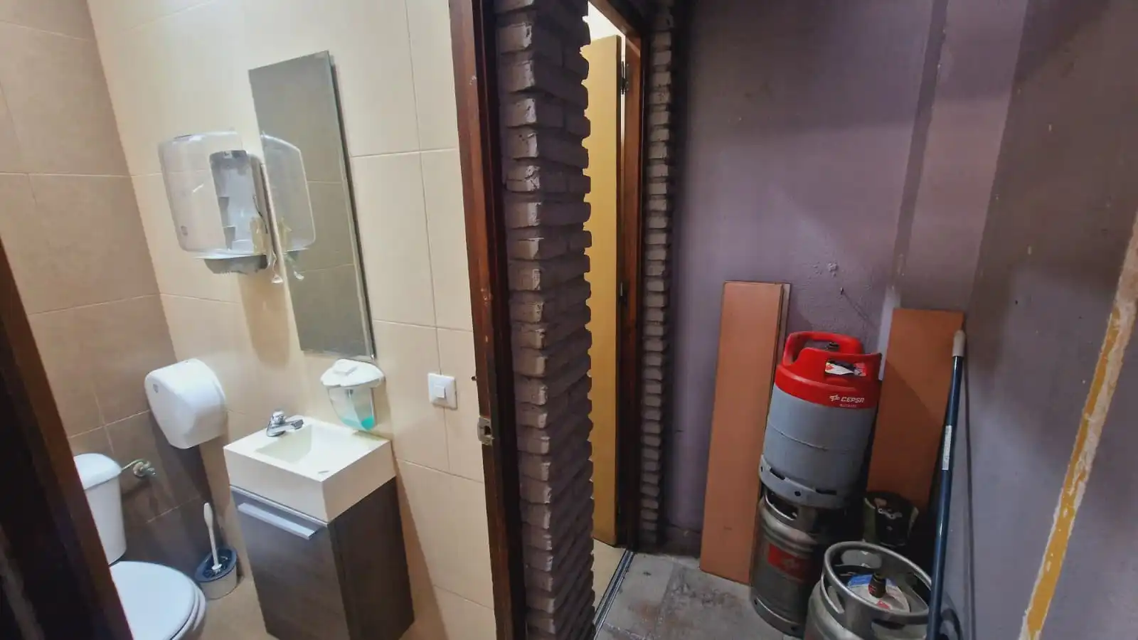 Bathroom of Commercial properties for sale in Córdoba  with Air Conditioner, Heating and Furnished