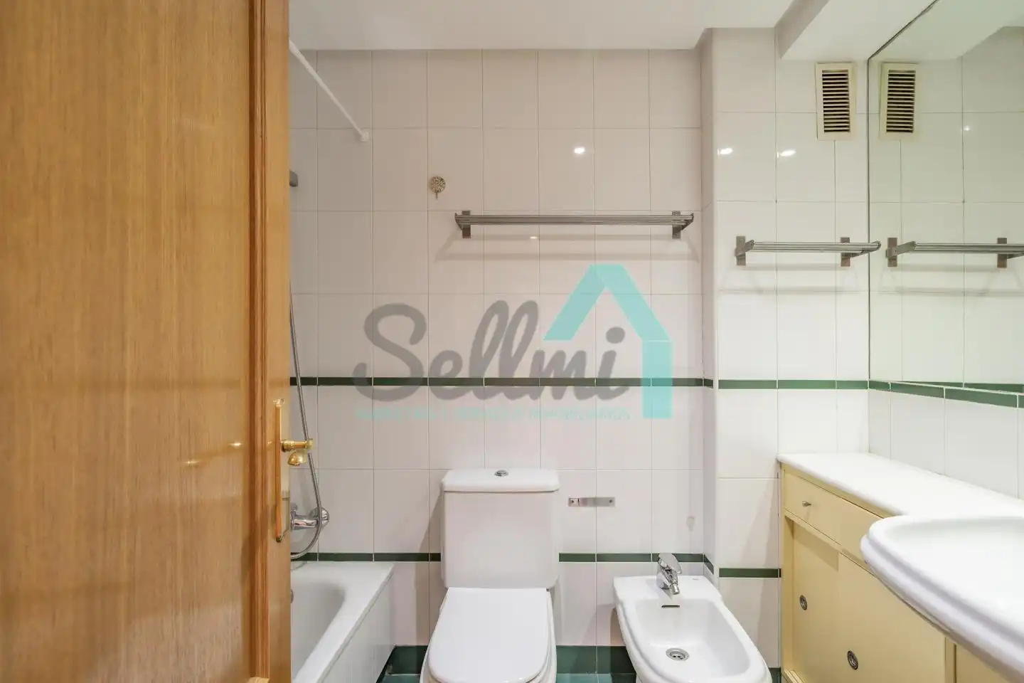 Baño de Piso de alquiler en Oviedo  con Calefacción, Parquet y Terraza
