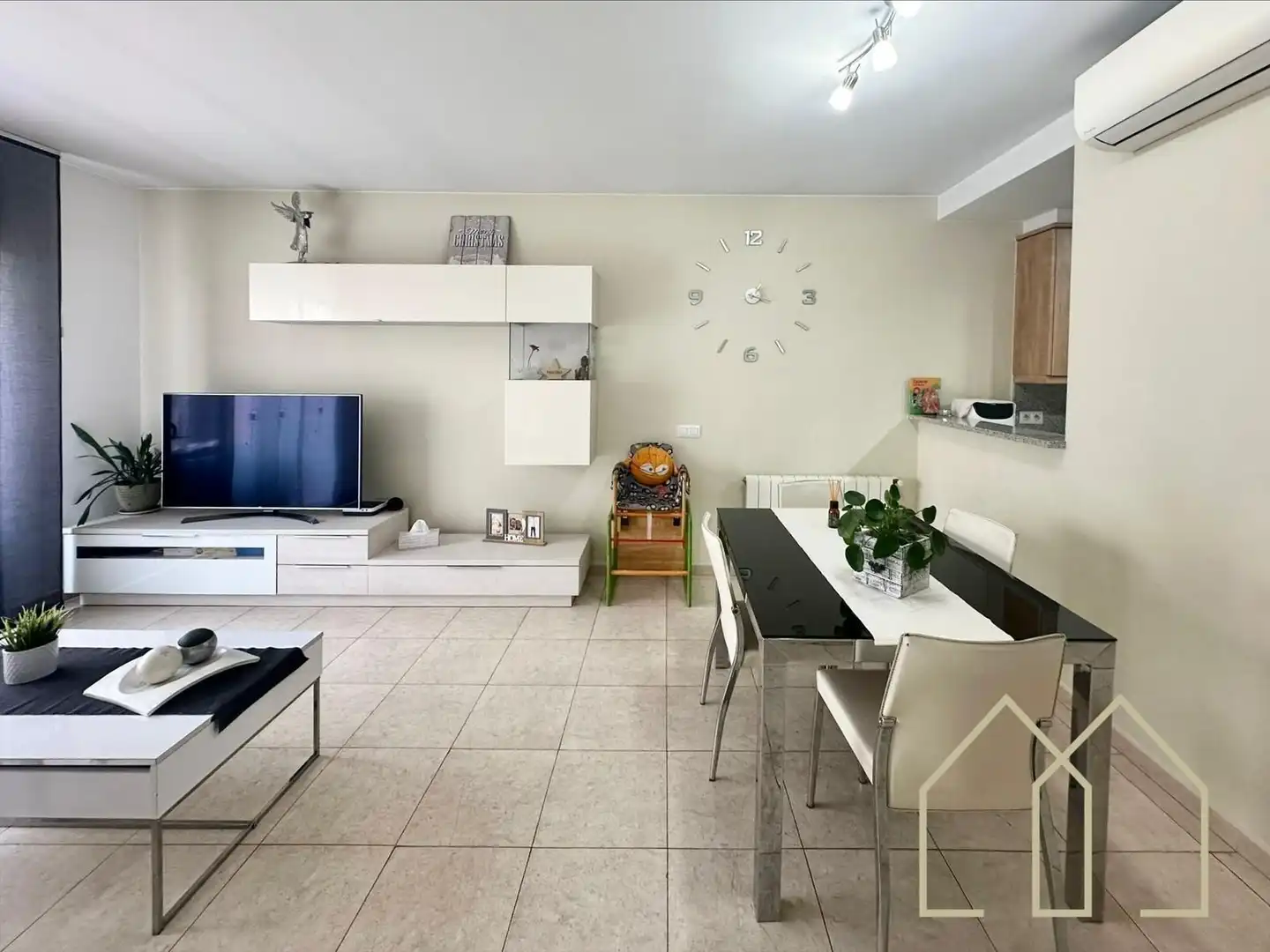 Wohnzimmer von Einfamilien-Reihenhaus zum Verkauf in Caldes de Malavella mit Klimaanlage, Heizung und Privatgarten