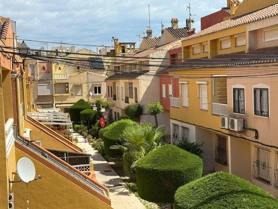 Vista exterior de Apartamento en venta en Torrevieja con Terraza y Amueblado