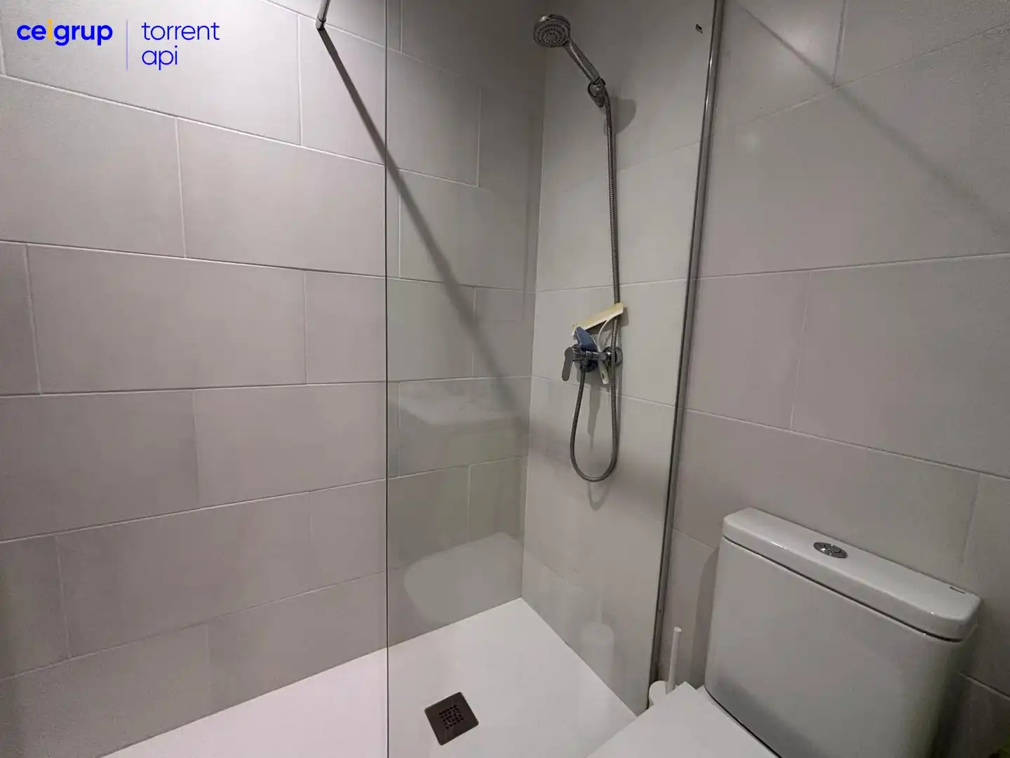 Badezimmer von Dachboden zum Verkauf in L'Escala mit Klimaanlage und Terrasse